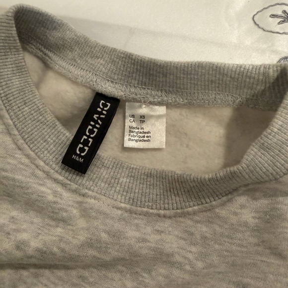 H&M Light Gray Women's Sweater with Yellow Embroidery - Picture 7 of 8